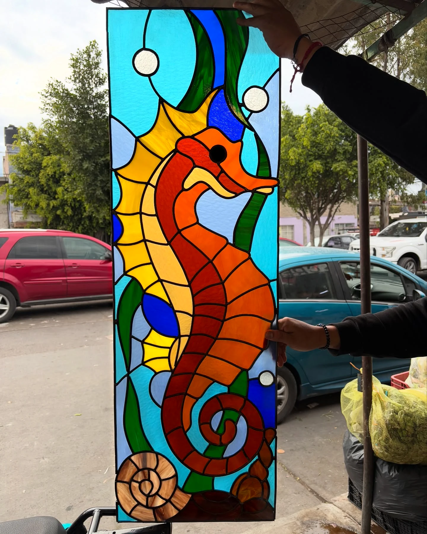 Vitral con un caballito de mar
