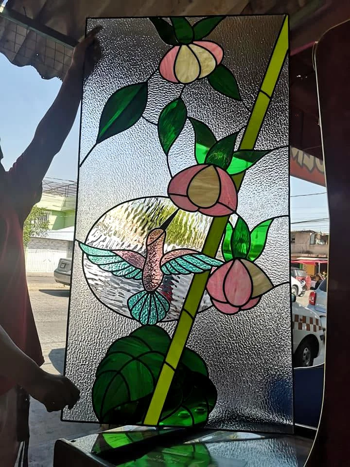 Vitral de un colibrí y una flor