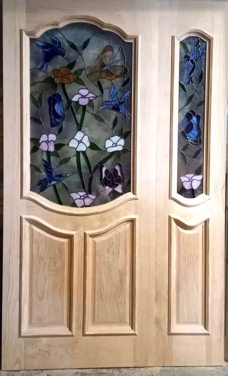 Puerta clara con vitrales florales en tonos azules y lilas