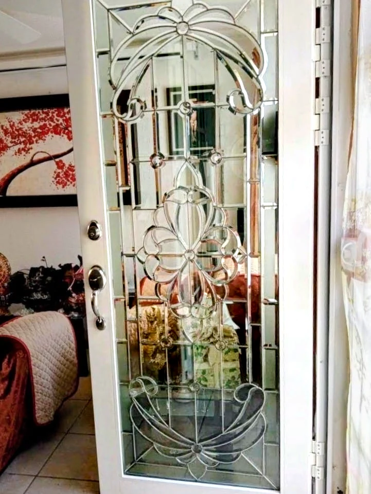 Puerta blanca con vitral ornamental vertical