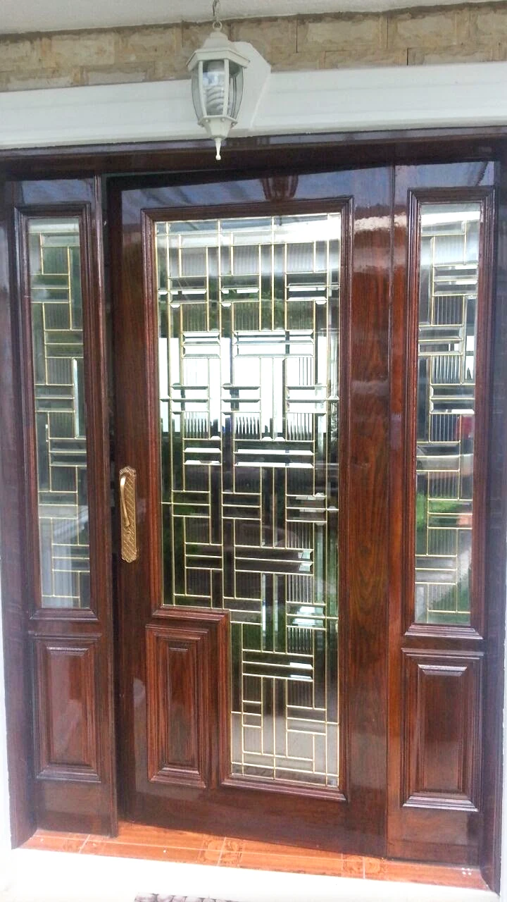 Puerta de madera oscura con vitrales geométricos