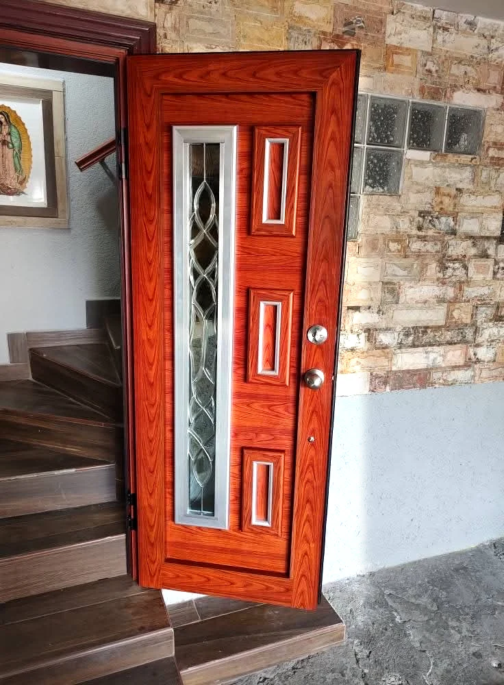 Puerta de madera rojiza con paneles de vidrio y vitral
