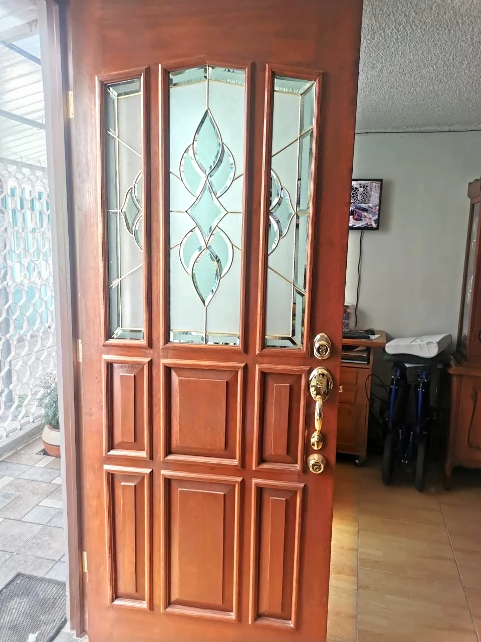Puerta clásica de madera con paneles de vitral