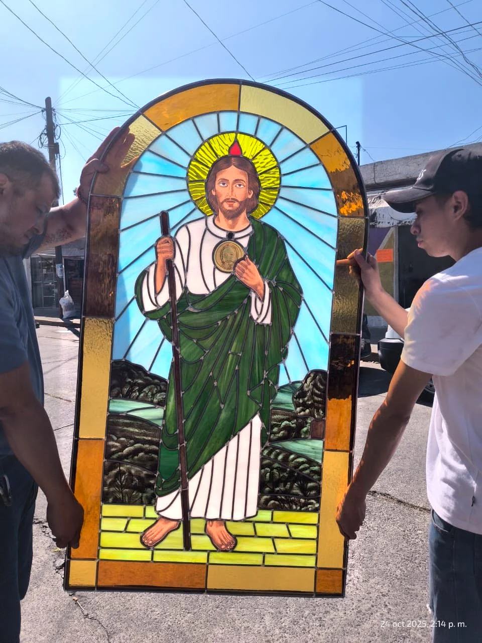 Vitral de un santo con túnica verde
