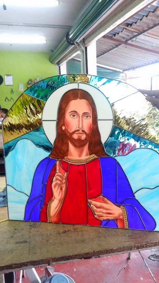 Vitral de Jesús con vestiduras rojas y azules