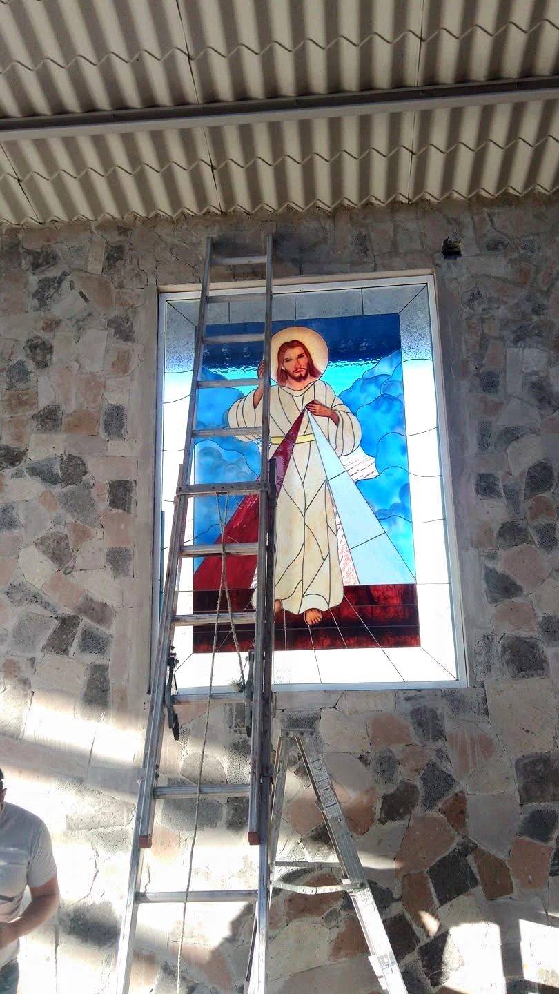 Vitral de Jesús instalado en una ventana de iglesia