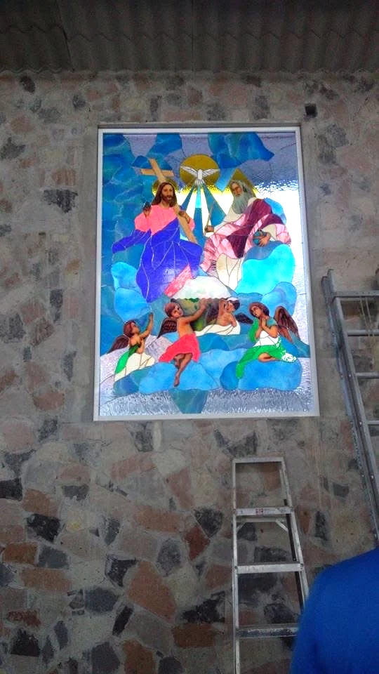 Vitral religioso con figuras celestiales y tonos azules