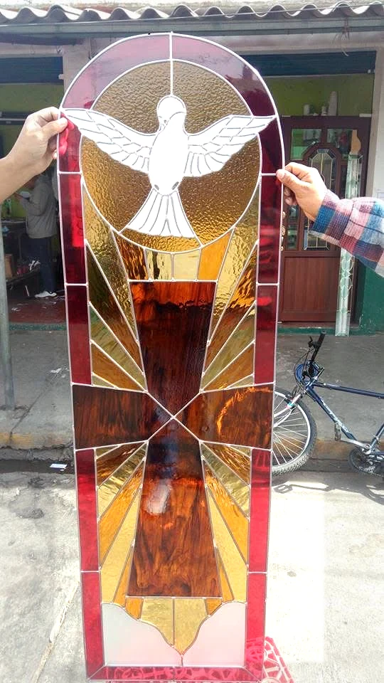 Vitral de una paloma blanca enmarcada en tonos ámbar