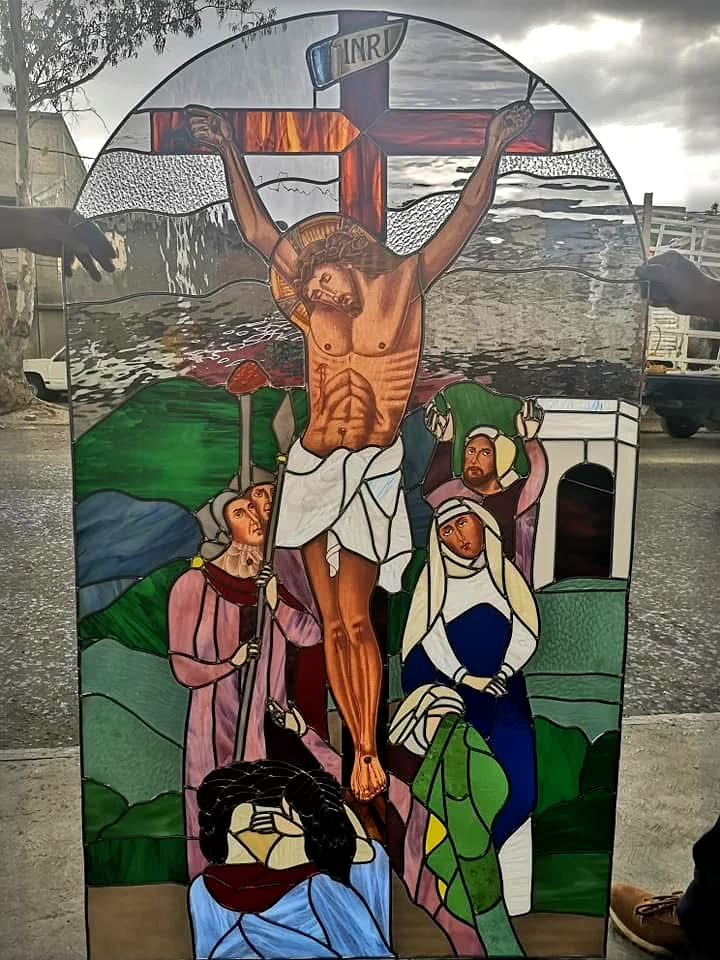 Vitral de la crucifixión de Jesús