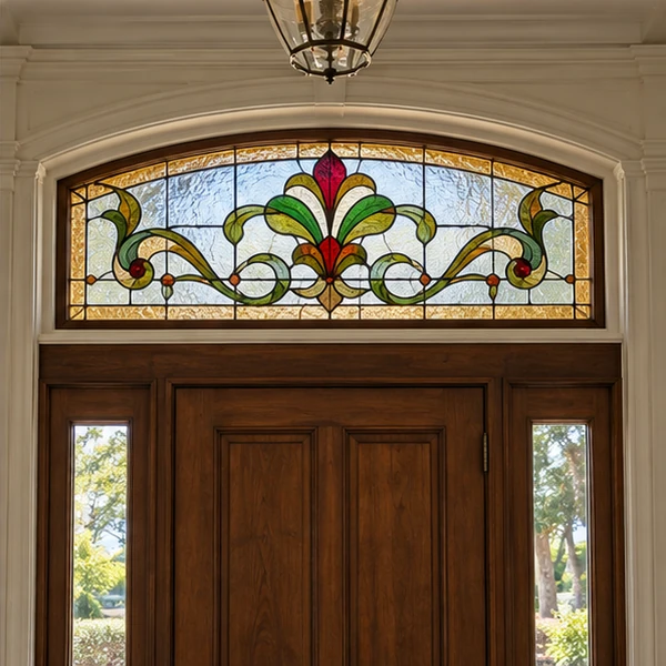 Vitral ornamental instalado sobre una puerta de madera