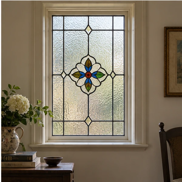 Ventana con diseño geométrico y motivo floral central